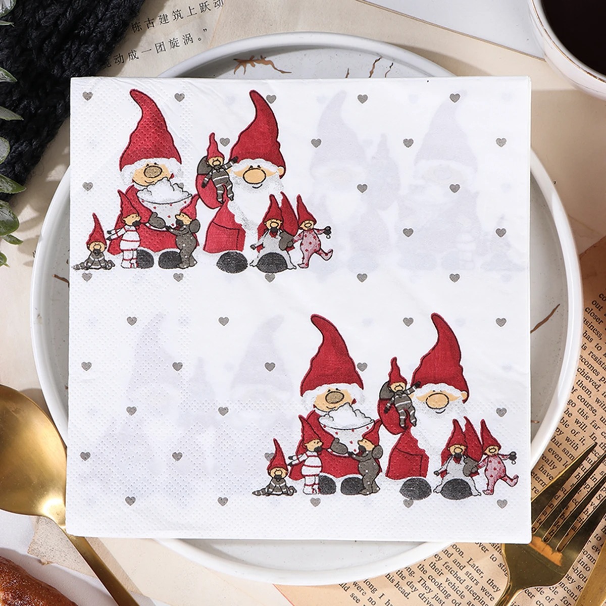 Home Bargains - Weihnachtliche Einweg-Papierservietten mit Gnomen-Familien-Herz-Muster für Weihnachtsessen,